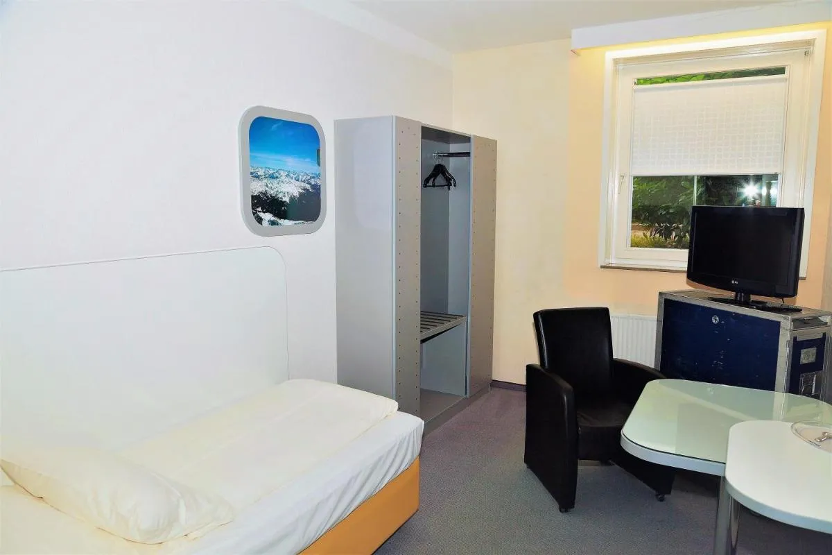 Image 4 of Hotel Cockpit