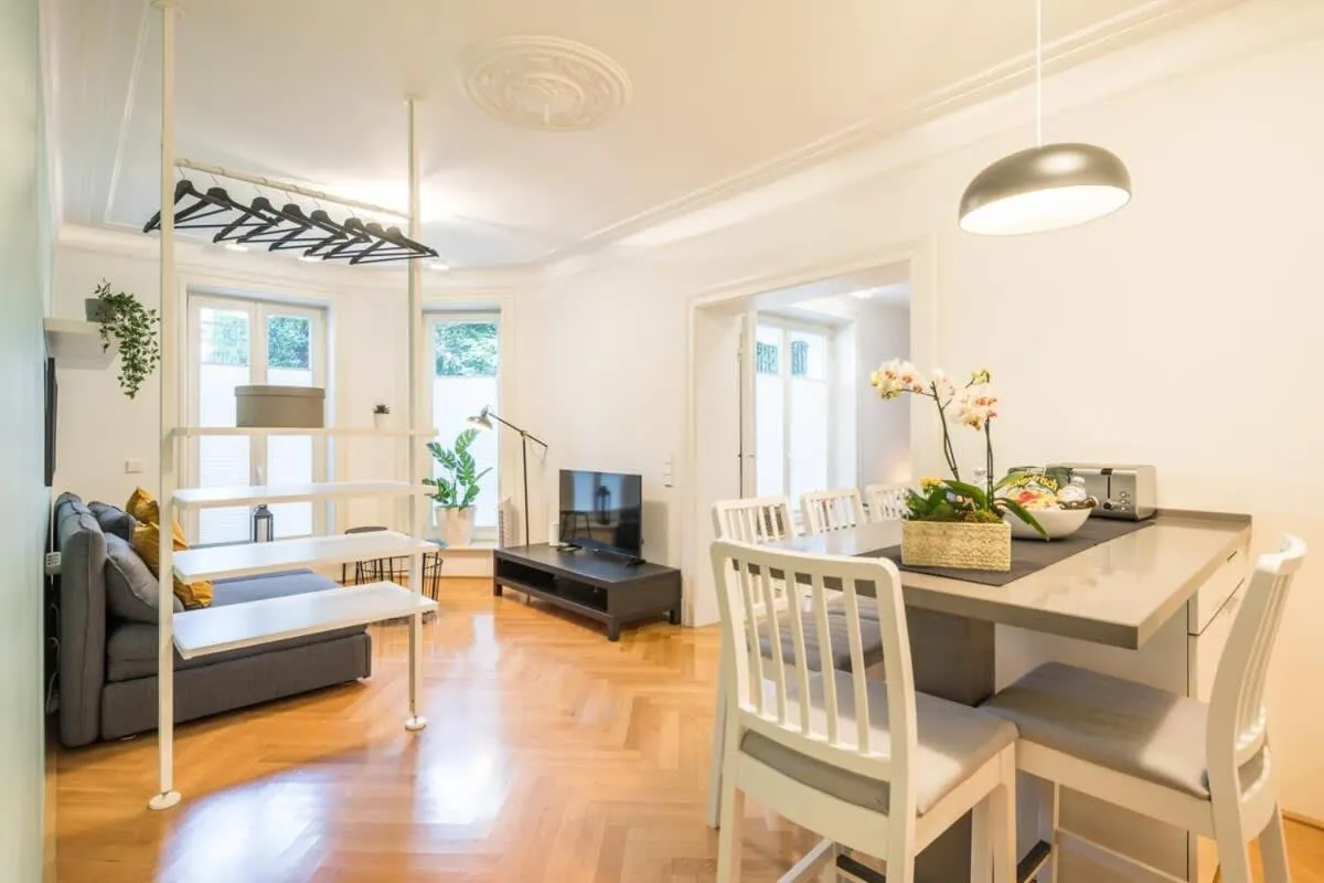 Image 3 of Modern Apartment Near Außenalster