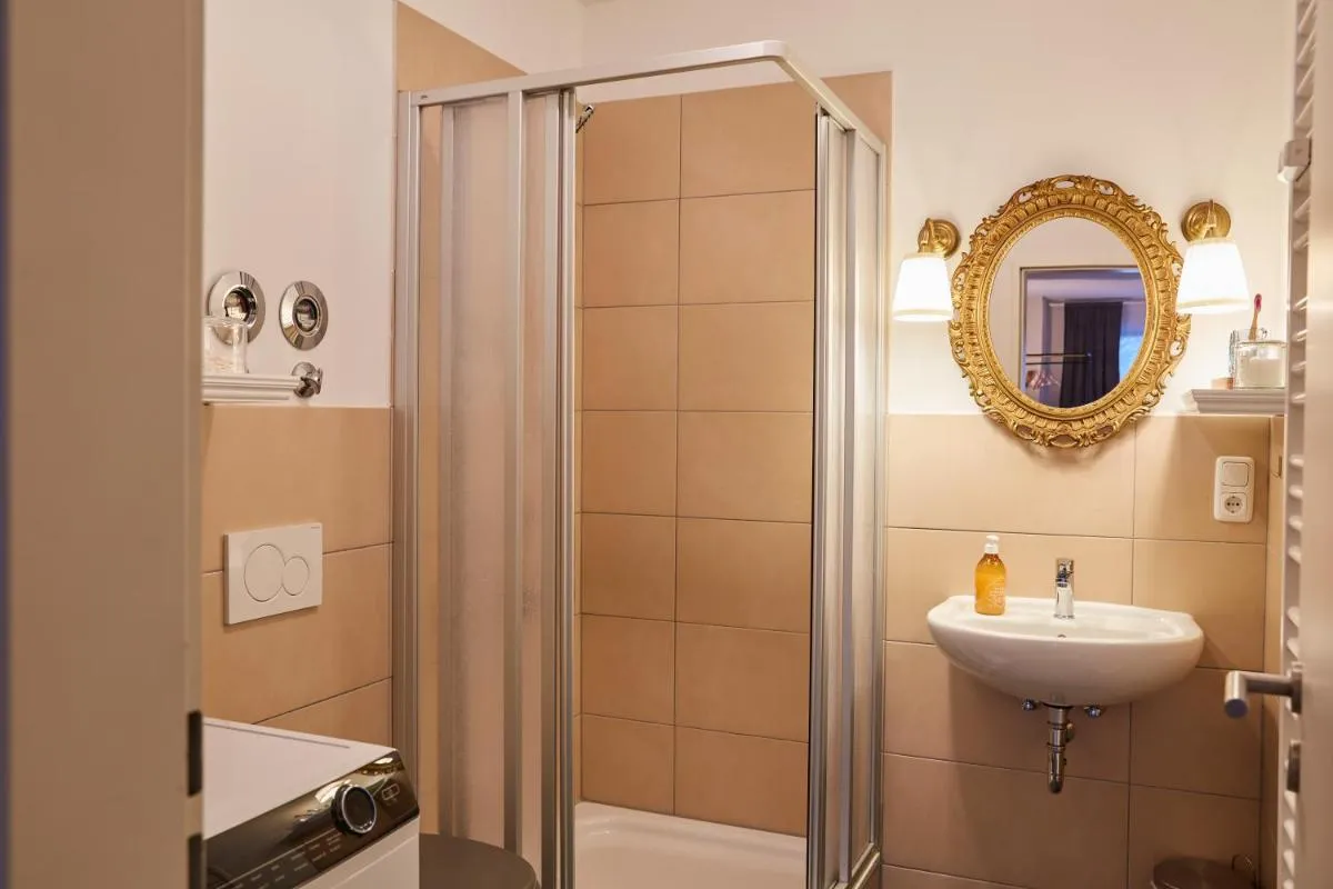 Image 2 of R B Apartment Hamburg Business am Flughafen für 1-5 Personen – ideal für Geschäftsreisende und Familien – Küche – Waschtrockner – Smart TV