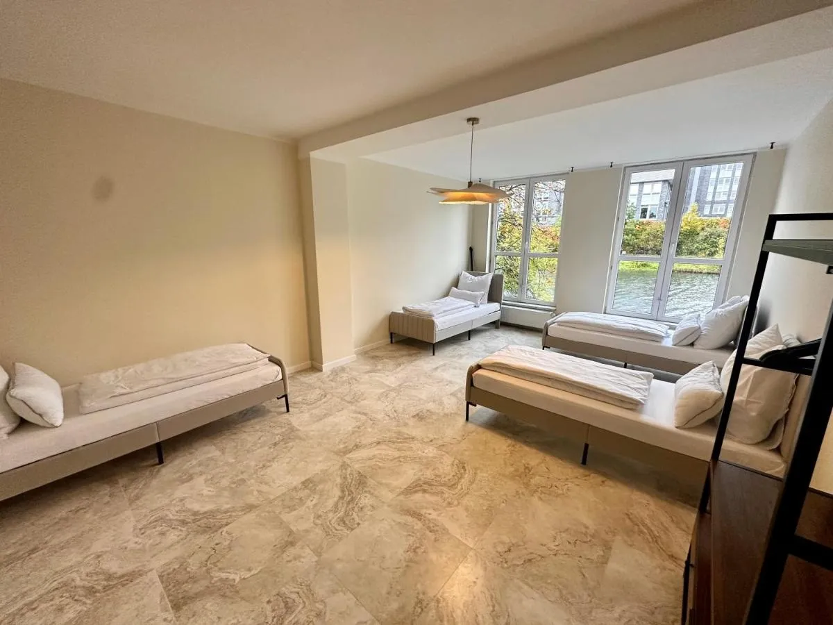 Image 1 of Sanierte 5 Zimmer Luxus Standard Apartment auf 350qm