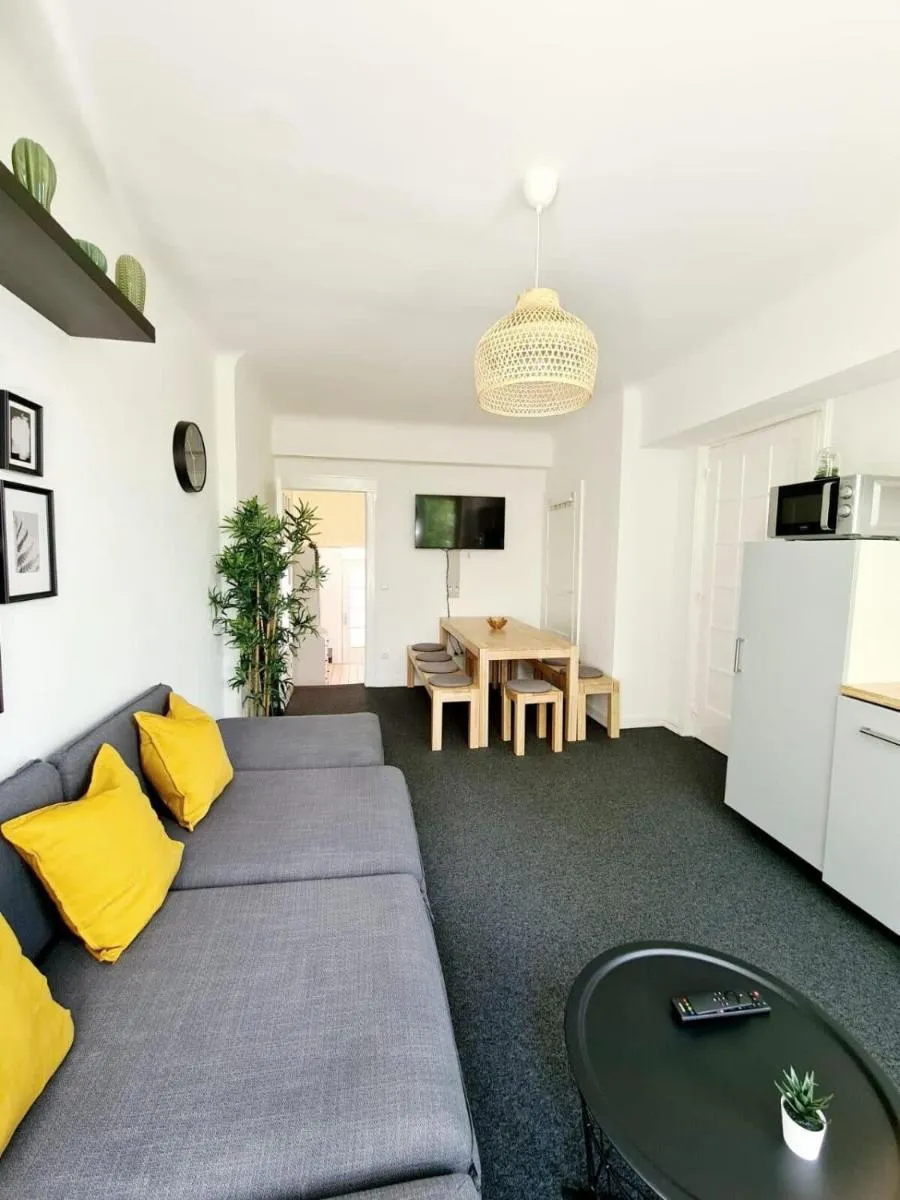 Image 4 of Spacious Apt for 8 in great location