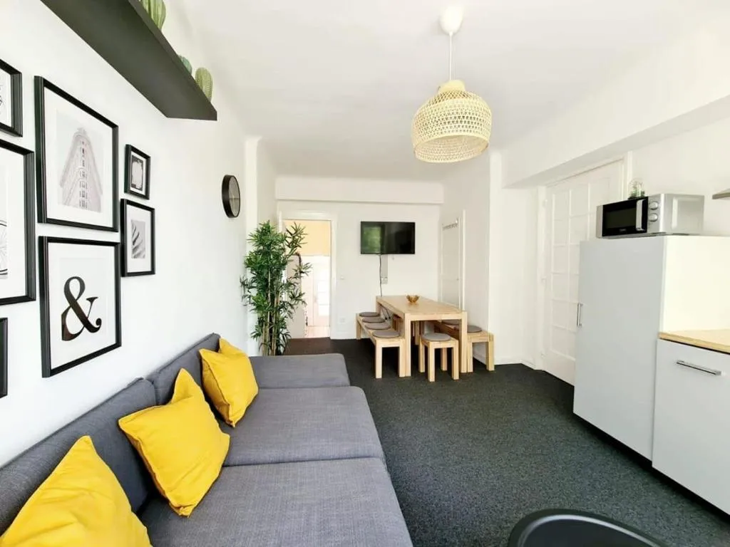 Image of Spacious Apt for 8 in great location