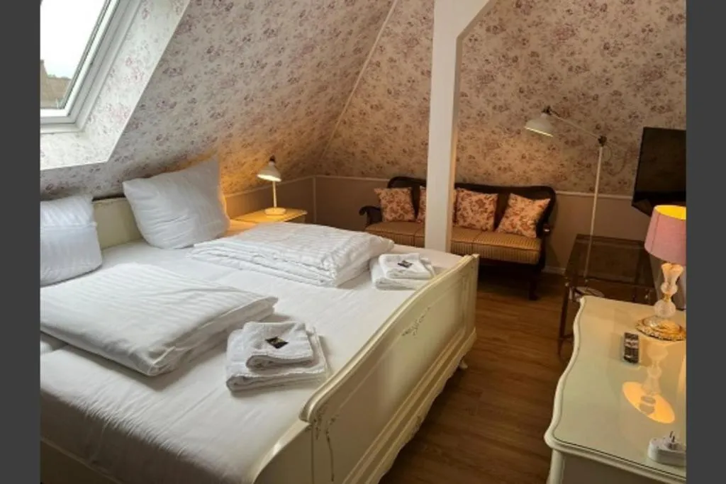 Image 1 of Studio-Apartment 29 beim Saseler Markt frisch renoviert