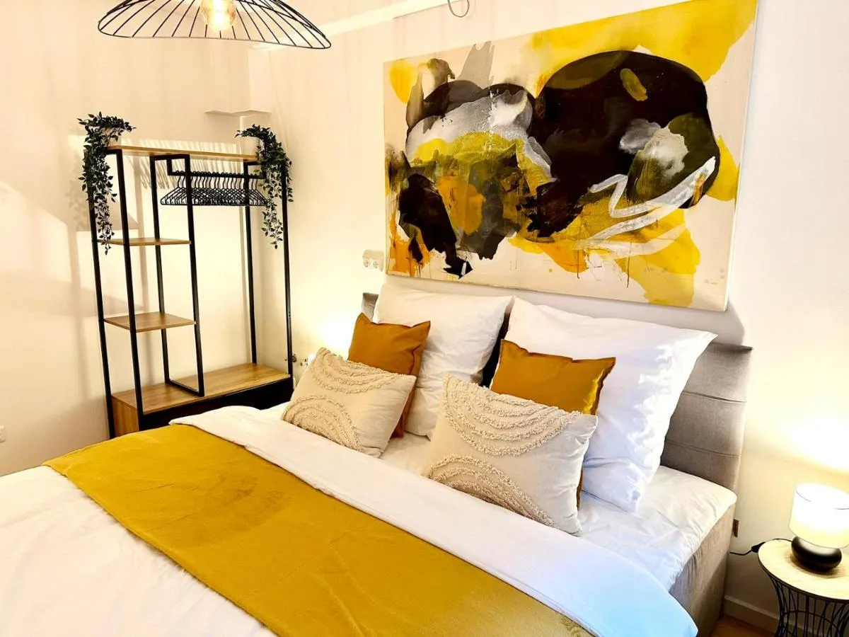 Image 1 of Stylisches 2-Zimmer Ambient Apartment in Alsternähe mit Kingsize-Bett & Schlafsofa