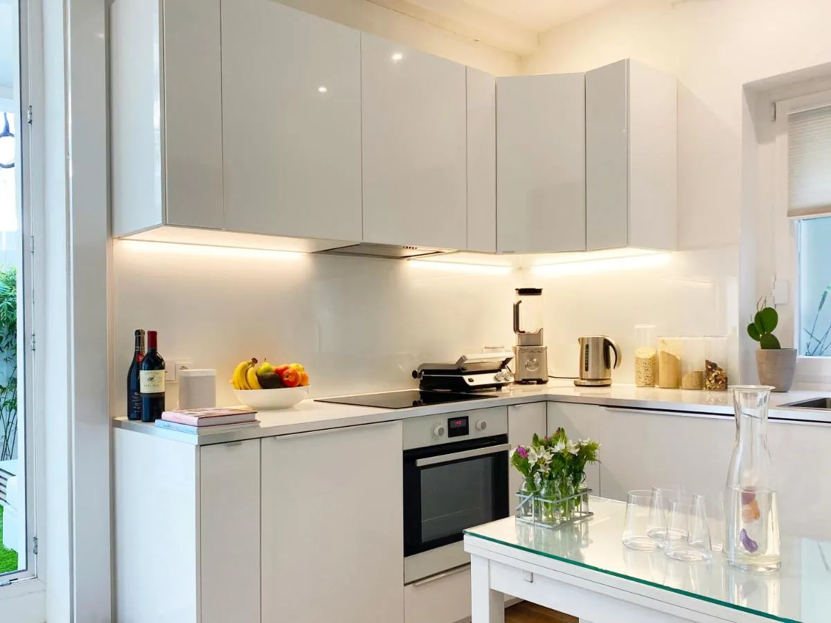 Image 3 of White Apartment Hamburg