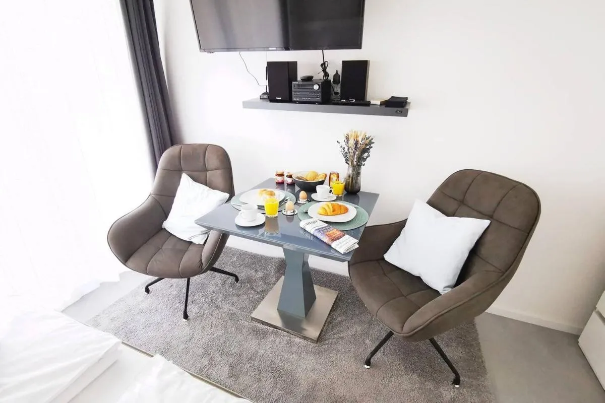 Image 1 of HH 01 by ROCKCHAIR – SUPERHOST Status – Modernes Apartment mit sonnigem Balkon & premium Boxspringbetten in Winterhude – Hamburg Top Geheimtipp