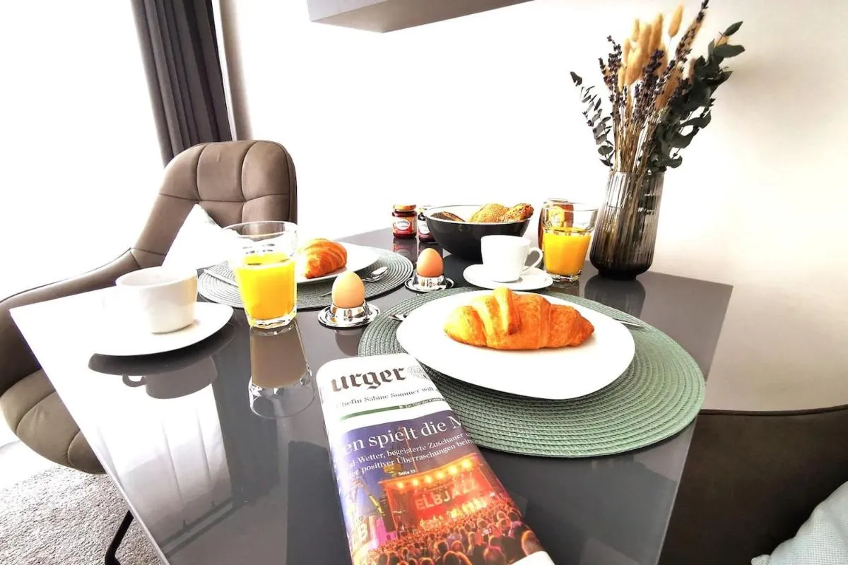 Image 4 of HH 01 by ROCKCHAIR – SUPERHOST Status – Modernes Apartment mit sonnigem Balkon & premium Boxspringbetten in Winterhude – Hamburg Top Geheimtipp