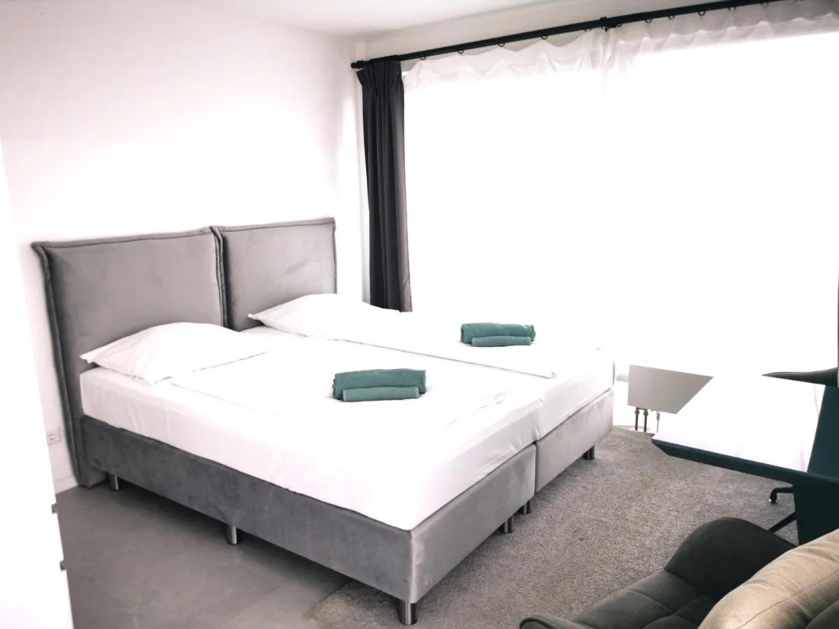 Image 3 of HH 01 by ROCKCHAIR – SUPERHOST Status – Modernes Apartment mit sonnigem Balkon & premium Boxspringbetten in Winterhude – Hamburg Top Geheimtipp