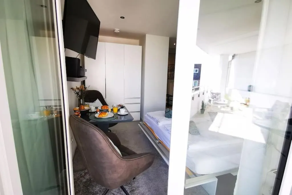 Image 5 of HH 03 by ROCKCHAIR – SUPERHOST Status – Modernes Apartment mit sonnigem Balkon & premium Boxspringbetten in Winterhude – Hamburg Top Geheimtipp