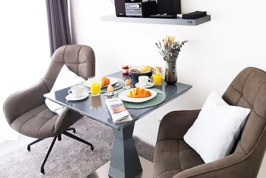 Image 6 of HH 03 by ROCKCHAIR – SUPERHOST Status – Modernes Apartment mit sonnigem Balkon & premium Boxspringbetten in Winterhude – Hamburg Top Geheimtipp