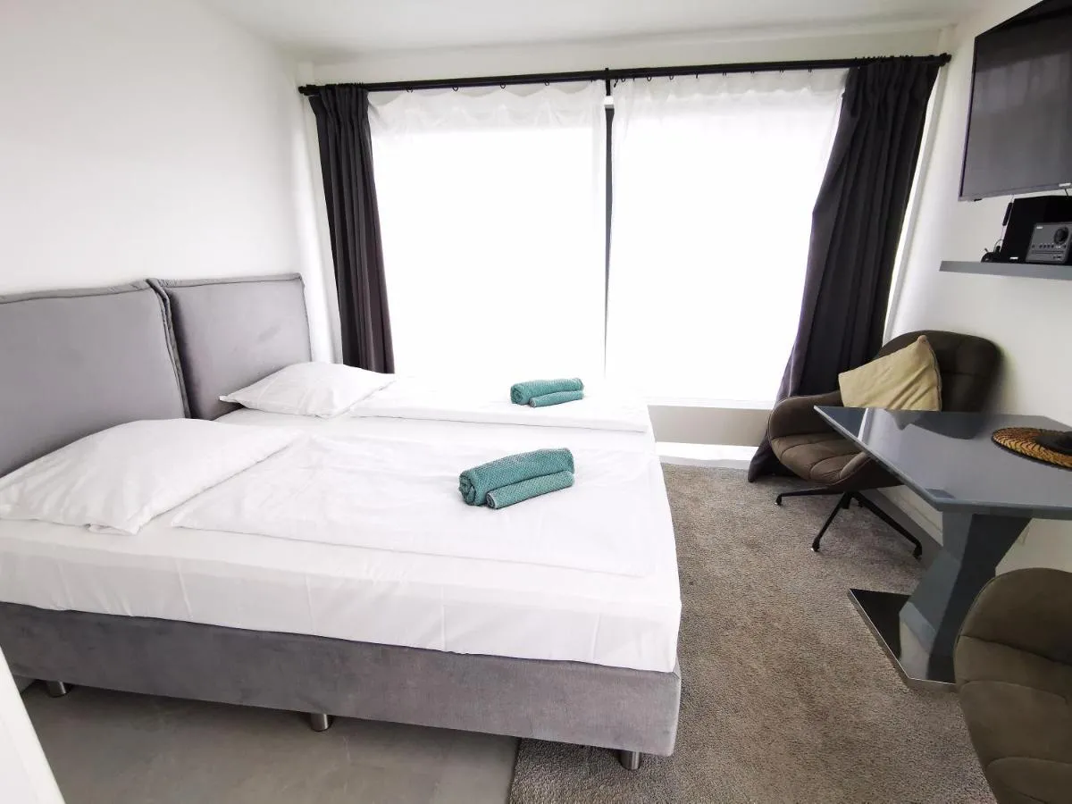 Image 3 of HH 04 by ROCKCHAIR – SUPERHOST Status – Modernes Apartment mit sonnigem Balkon & premium Boxspringbetten in Winterhude – Hamburg Top Geheimtipp