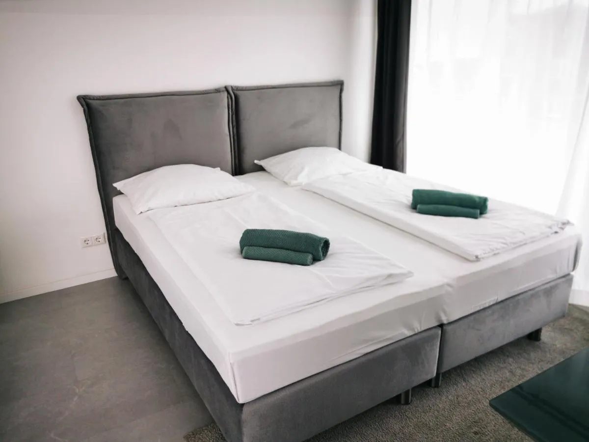 Image 5 of HH 04 by ROCKCHAIR – SUPERHOST Status – Modernes Apartment mit sonnigem Balkon & premium Boxspringbetten in Winterhude – Hamburg Top Geheimtipp