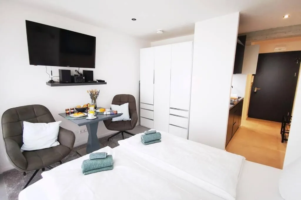 Image 1 of HH 05 by ROCKCHAIR – SUPERHOST Status – Modernes Apartment mit sonnigem Balkon & premium Boxspringbetten in Winterhude – Hamburg Top Geheimtipp
