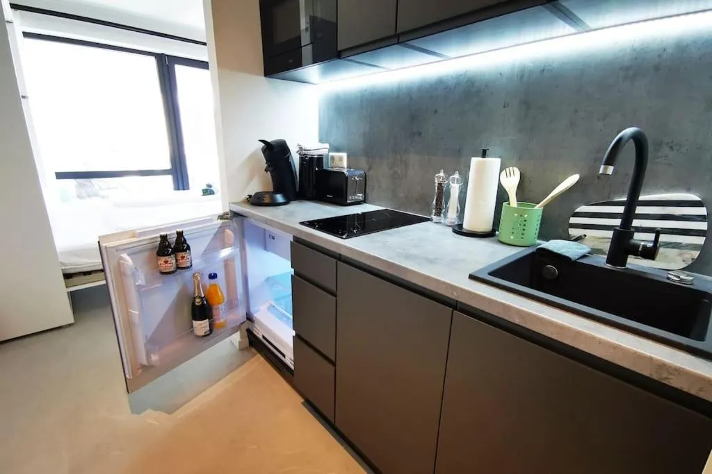 Image 2 of HH 06 by ROCKCHAIR – SUPERHOST Status – Modernes Apartment mit sonnigem Balkon & premium Boxspringbetten in Winterhude – Hamburg Top Geheimtipp