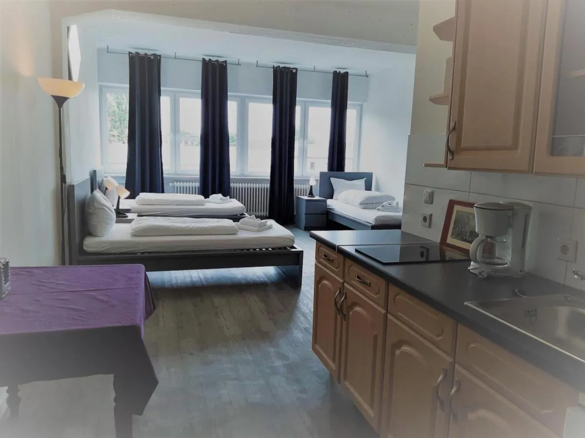 Image 1 of Mehrbett-Apartment 8 Citynah, einfache Ausstattung