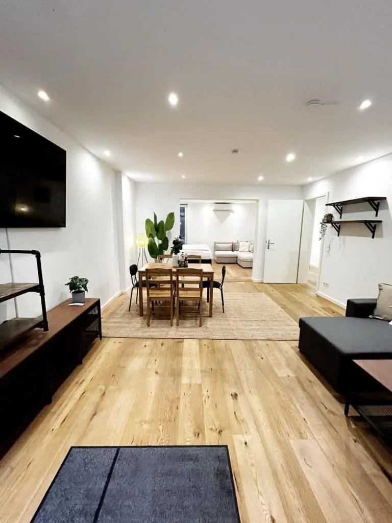 Image 3 of Spacious Apartment for 12 in Hamburg
