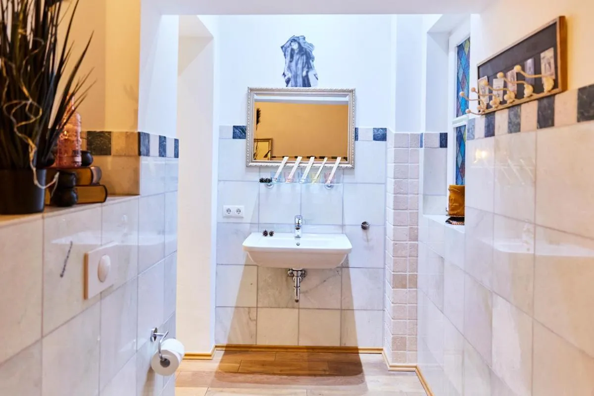 Image 6 of Wizard Apartment Hamburg – 3 Schlafzimmer – 156 qm mit Dachterrasse – bis 10 Personen – Dusche & Badewanne – kostenloser Parkplatz