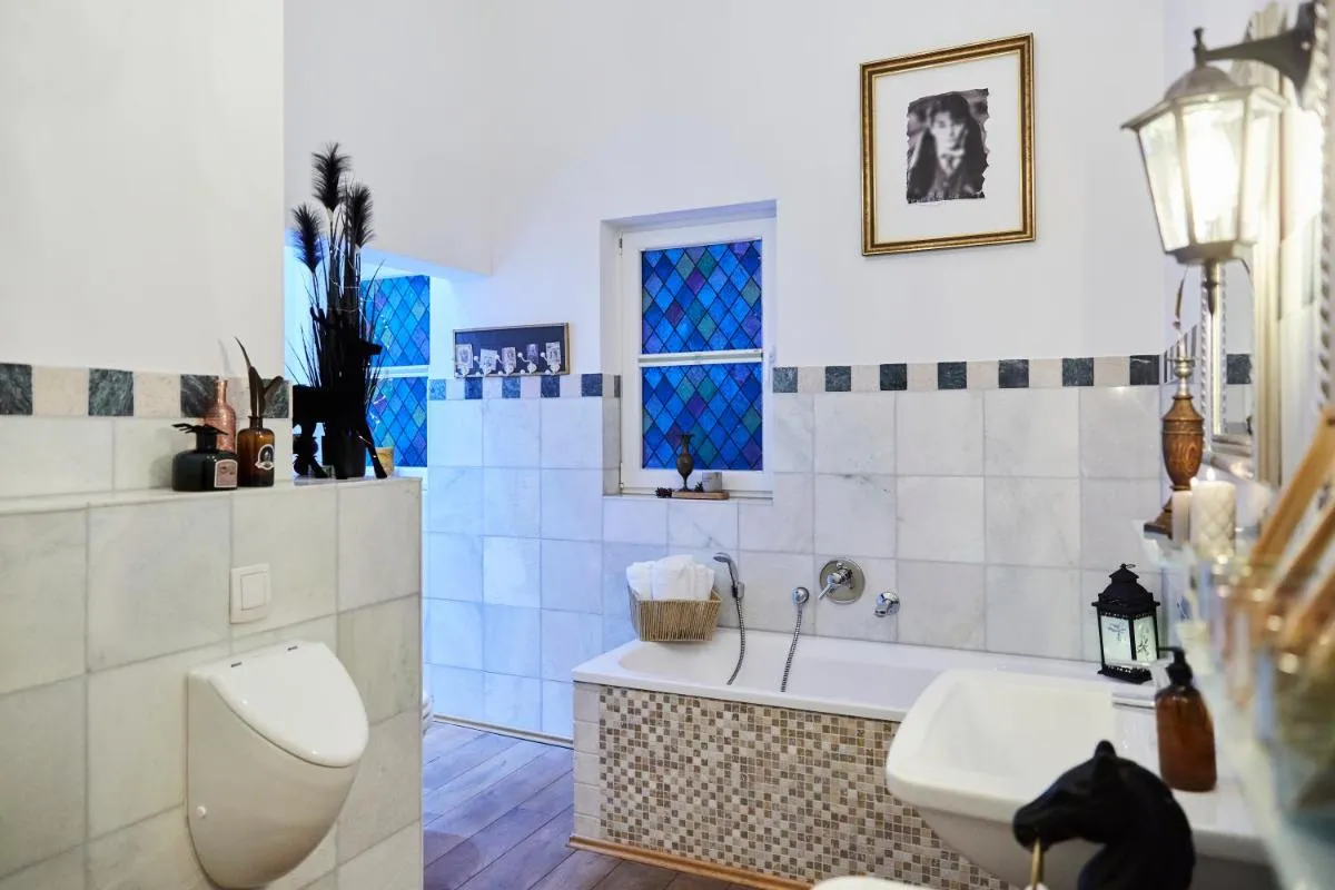 Image 1 of Wizard Apartment Hamburg – 3 Schlafzimmer – 156 qm mit Dachterrasse – bis 10 Personen – Dusche & Badewanne – kostenloser Parkplatz